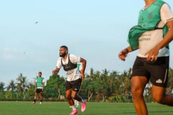 Pemain asal Negeri Samba ini pernah membela klub Liga Malta, Gzira United FC, dan sukses keluar sebagai pencetak gol terbanyak
