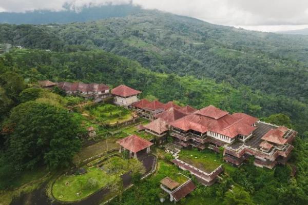 Lantai marmer dan dekorasi tradisional yang dulunya menjadi aksesoris yang mewah dan menakjubkan, kini berubah menjadi hamparan lumut tebal, membuat suasana kian menakutkan.