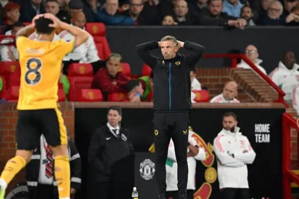 Gary O`Neil kecewa dengan keputusan wasit yang tak memberikan hukuman penalti kepada Manchester United (MU)
