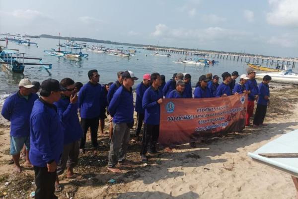 Perbekel Desa Sidakarya, I Wayan Madrayasa membuka pelatihan keselamatan dan keamanan di laut oleh Badan SAR Nasional (Basarnas)