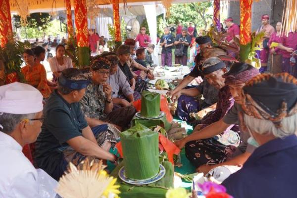 Pitra Yadnya merupakan salah satu ritual persembahan bagi leluhur di Bali. Setiap daerah memiliki keunikan dalam tradisi penyelenggaraannya