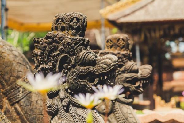 Pulau ini terkenal dengan keindahan alam, keunikan budaya dan keramahan masyarakatnya. Namun ada beberapa batasan yang harus dipatuhi oleh para wisatawan selama berada di Bali.