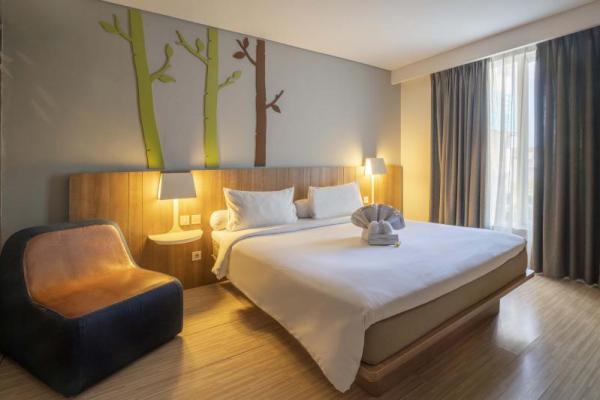 Tak hanya berjarak dua kilometer dari Pantai Legian Kuta, Grand Livio Hotel juga dekat dengan sejumlah tempat perbelanjaan.