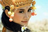 Mengapa Bunga Kamboja Menghias Rambut Wanita Bali?