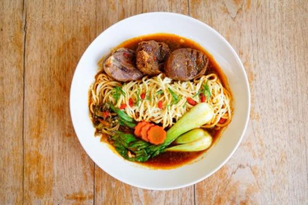 Dalam serial Sunny Side Down Vol.3 ini, Balimemo.com berkesempatan mencoba salah satu menu hasil kolaborasi Afterglow Kitchen and Bar dan Papa Lee`s Restaurant, yaitu Beef Noodle Soup.