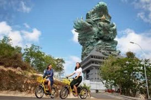 Bersepeda di Bali tidak hanya memberikan kesempatan untuk menikmati keindahan alam, tetapi juga dapat merasakan kehidupan budaya lokal yang autentik