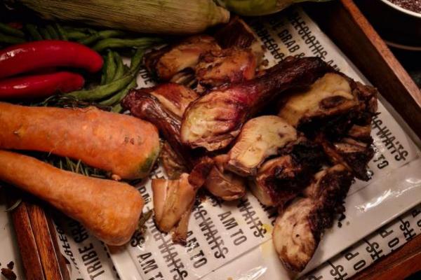Roaster Night di Tribe Kuta Bali bisa menjadi pilihan seru untuk mikmati hidangan daging premium serta beragam hiburan.