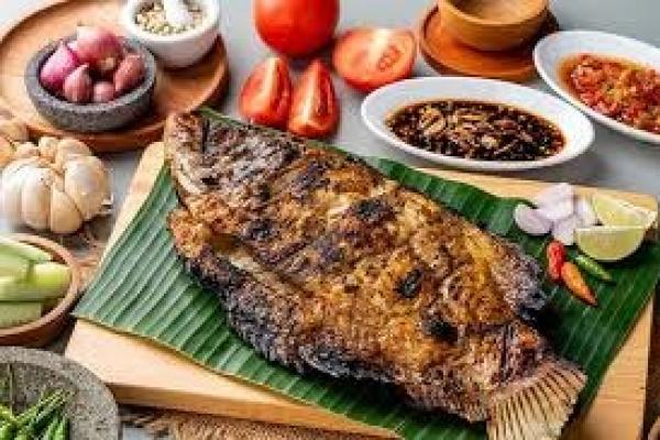 Bali memiliki banyak pilihan tempat makan yang menawarkan ikan bakar lezat dengan suasana pantai yang eksotis dan pemandangan yang indah