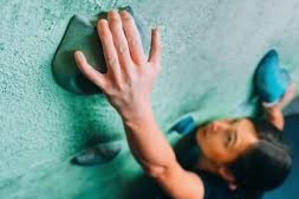 Wall climbing merupakan cara yang menarik dan seru untuk memperkaya pengalaman wisata Anda di Bali